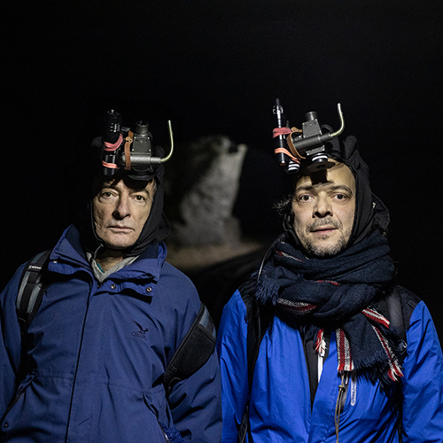 Zwei Männer mit Nachtsichtgeräten, Theaterkollektiv Follow the Rabbit